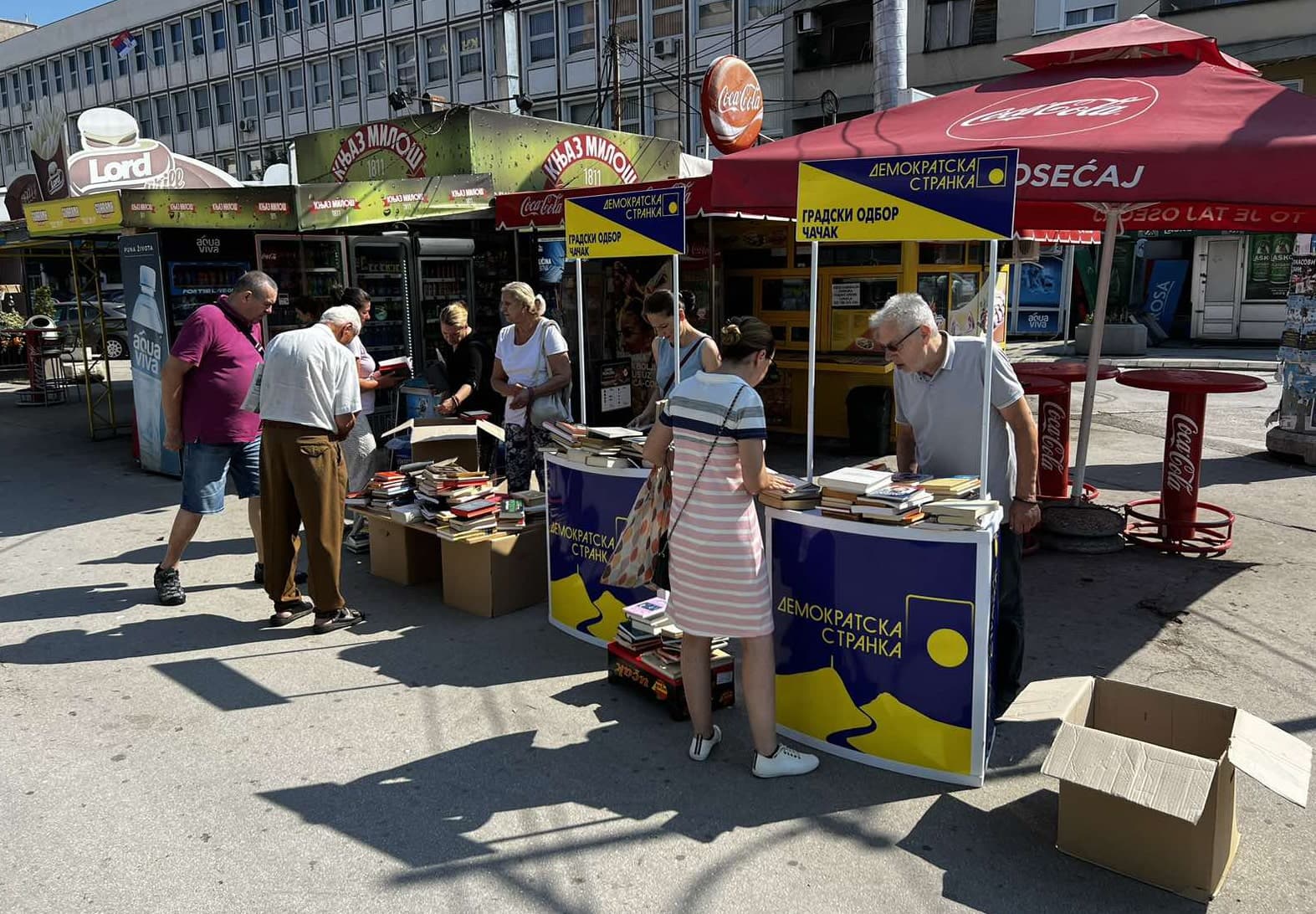 Demokratska stranka poklonila knjige sugrađanima