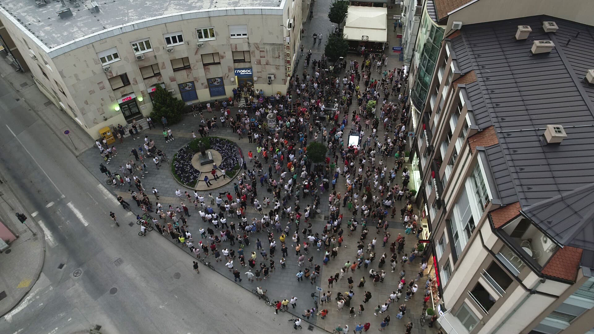Arhiv javnih skupova: Protesti protiv nasilja, procena broja učesnika
