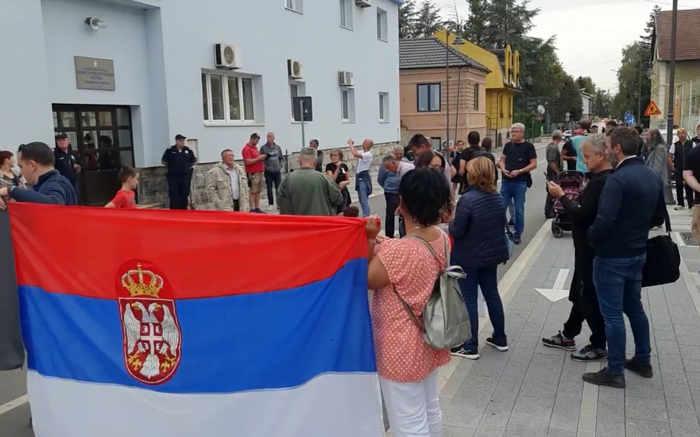 Protest ispred zgrade Policijske uprave u Čačku (FOTO+VIDEO)