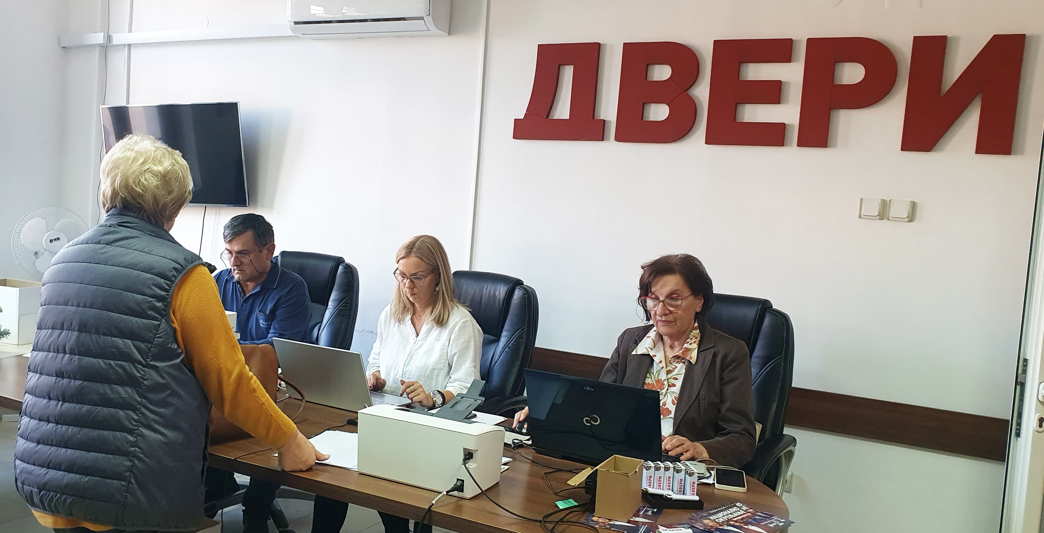 Prikupljane potpisa u prostorijama GO Dveri u Čačku za predstojeće parlamentarne izbore