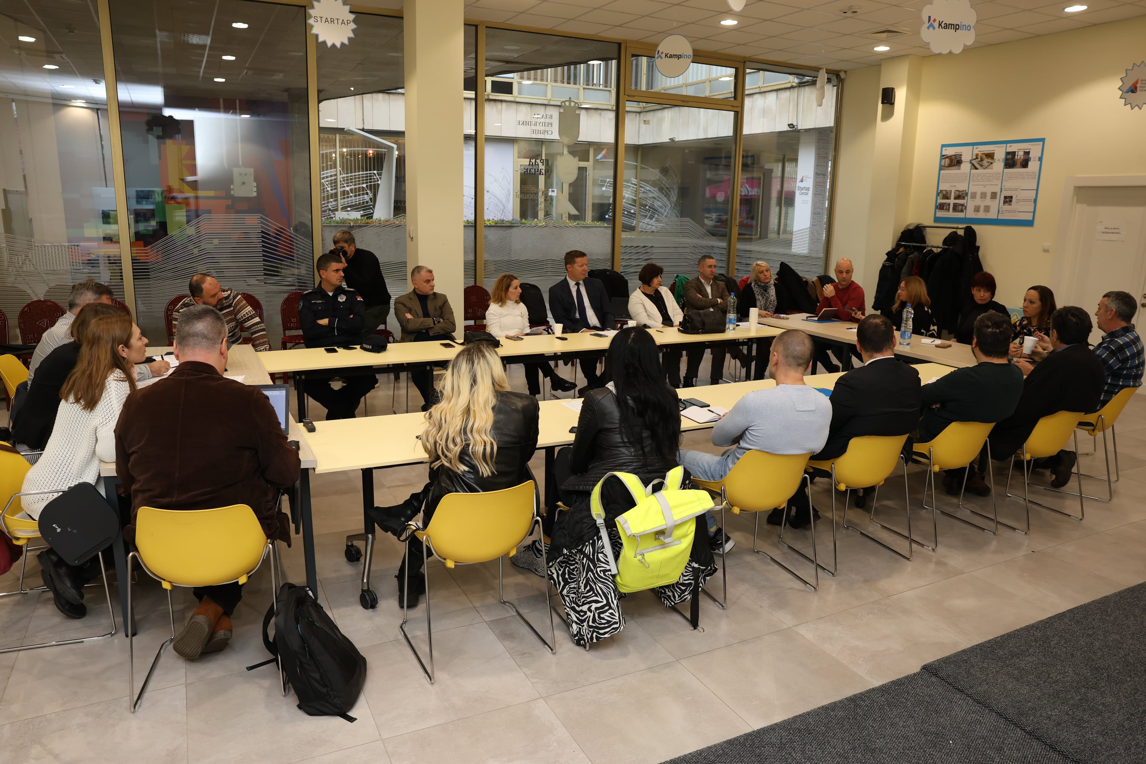 Čačak: Javni tužioci, policija, mediji i predstavnici OEBS-a na sastanku Stalne radne grupe za bezbednost novinara (FOTO)
