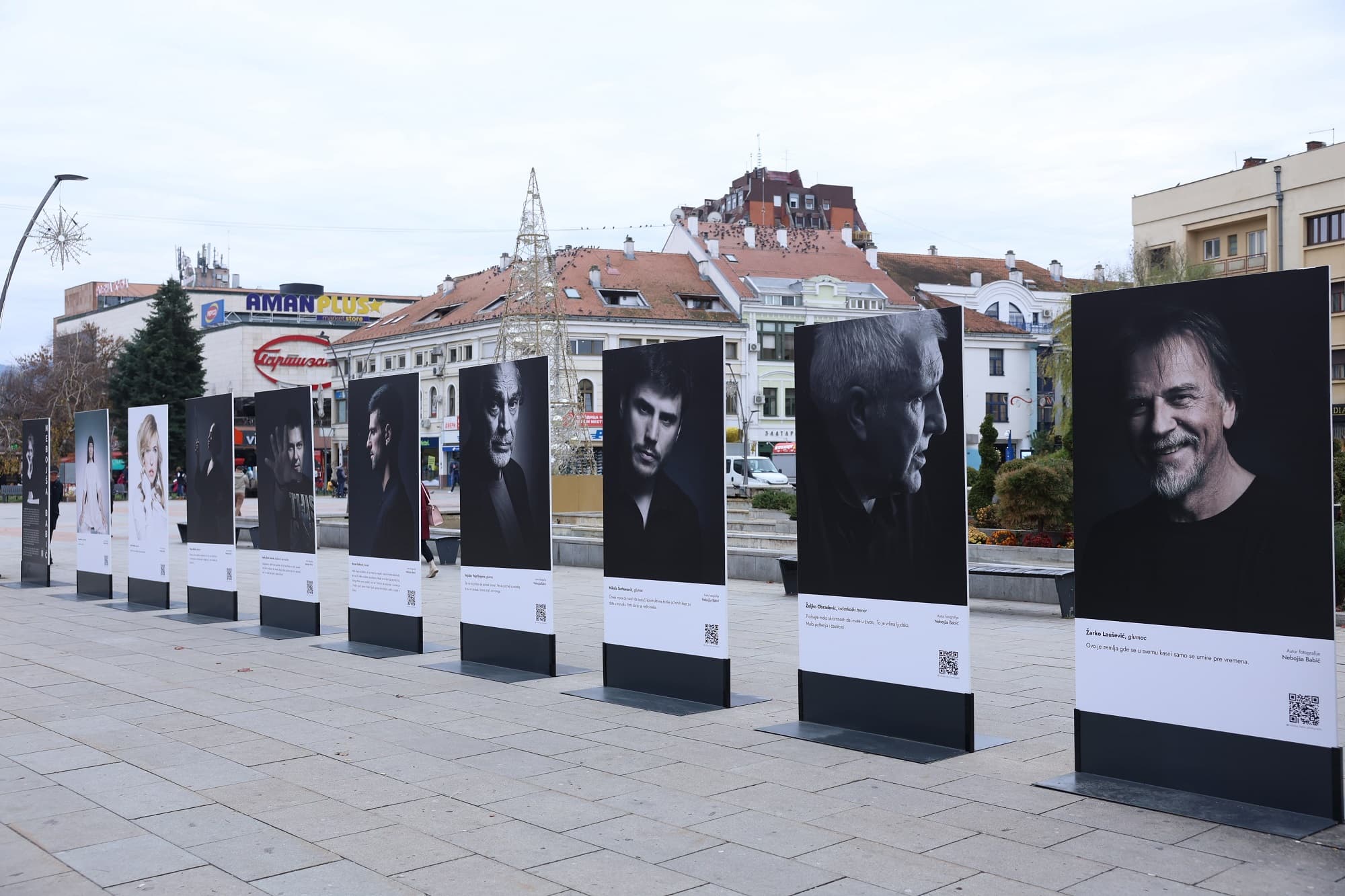 Mobilna ulična izložba "Privilegovani objektivi" u centru Čačka (FOTO)