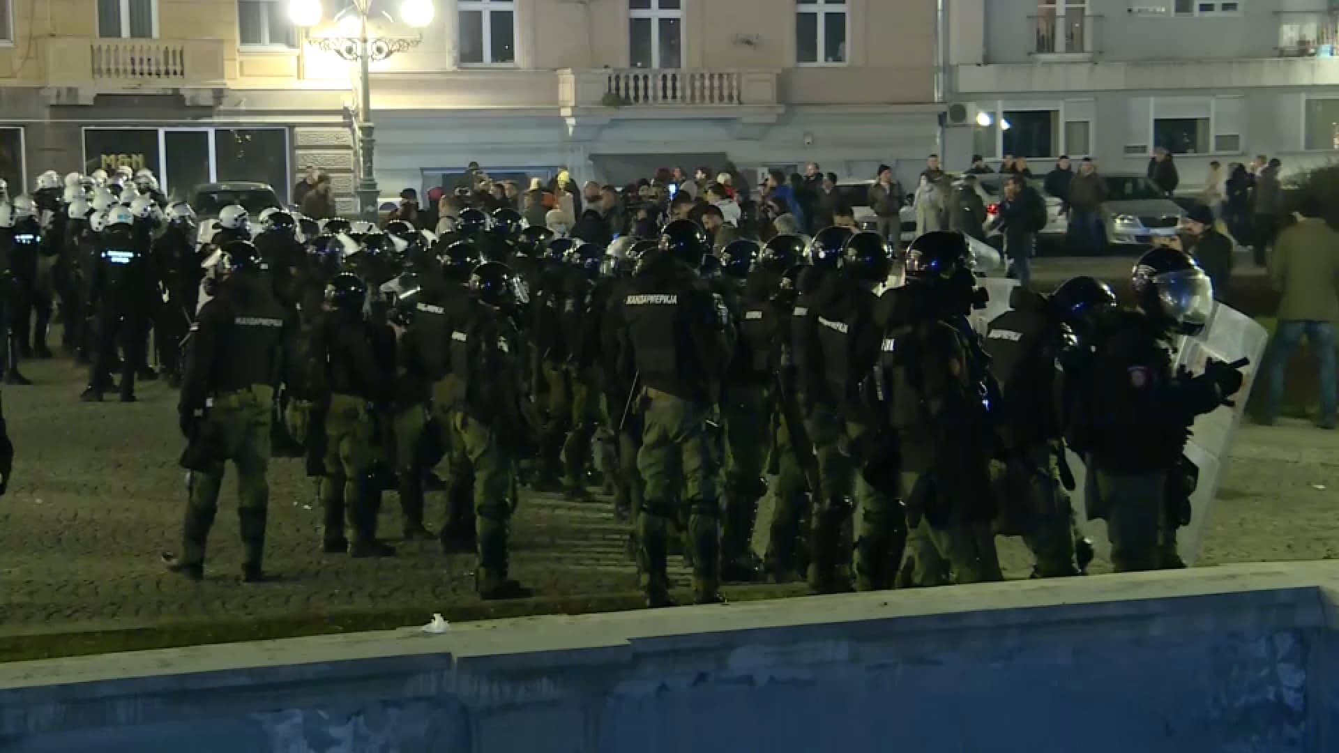 U jurišu policije povređeno više ljudi, među njima i novinar Nova.rs, Žandarmerija formirala prsten oko Skupštine: U planu sastanak opozicije, očekuje se i novo obraćanje Vučića