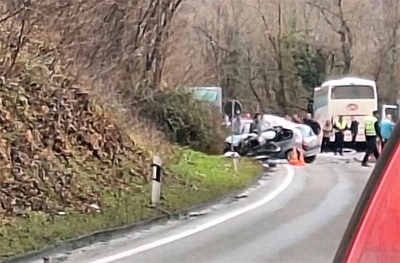 Udes u Pakovraću: Jedno lice nastradalo (18), devojka (17) teže povređena