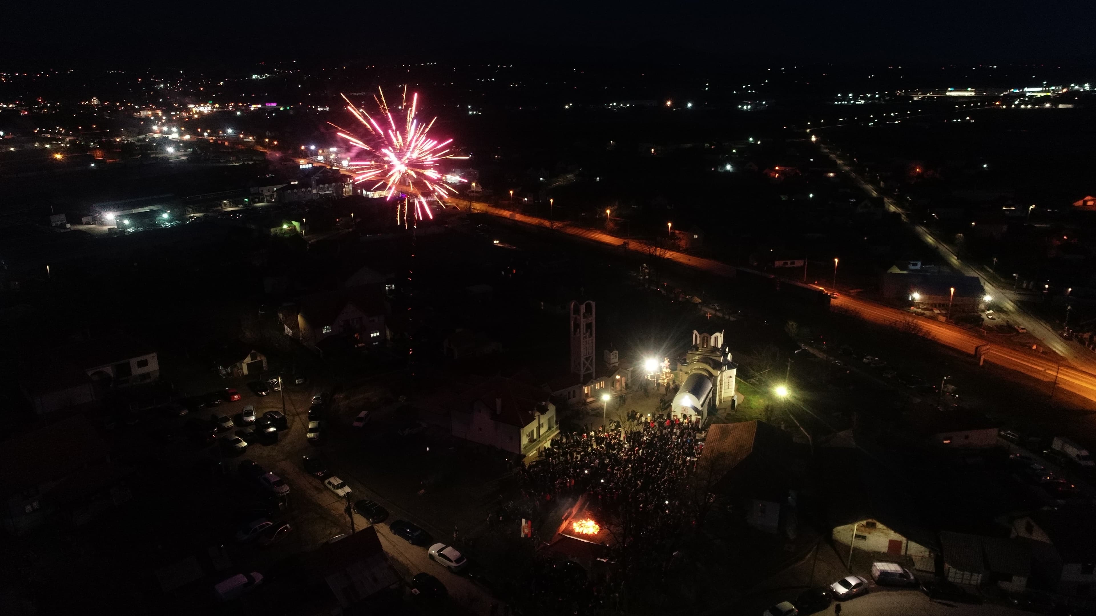 Badnje veče i paljenje badnjaka u čačanskim hramovima (FOTO+VIDEO)