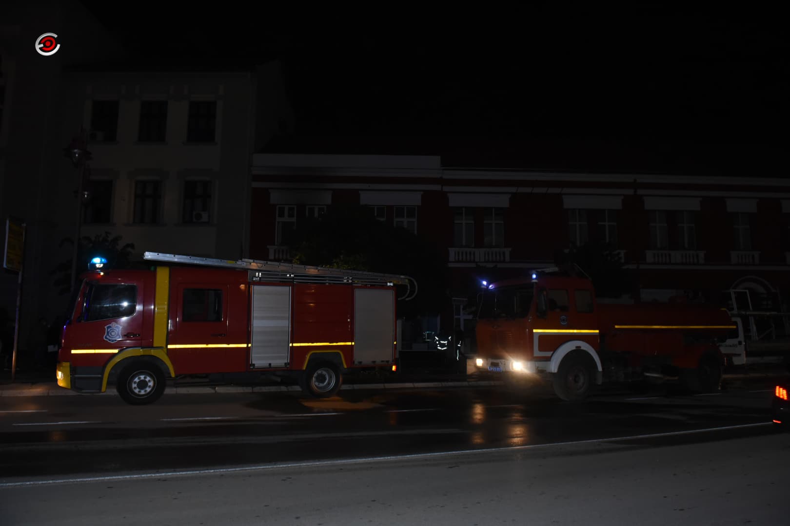U kući u Čačku izbio požar, vatrogasci na terenu
