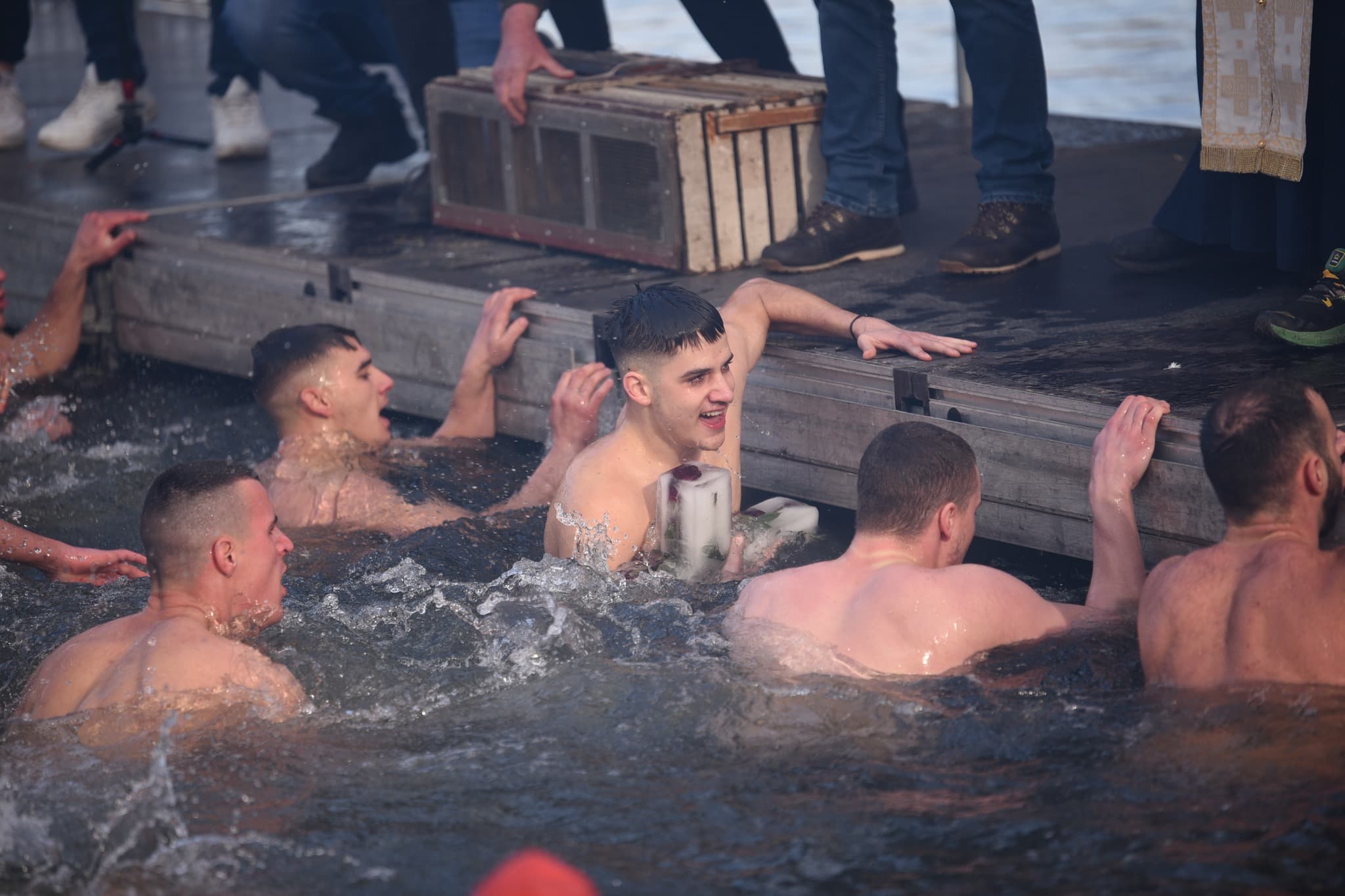 Jovan (18) prvi doplivao do Časnog krsta na Zapadnoj Moravi (FOTO)