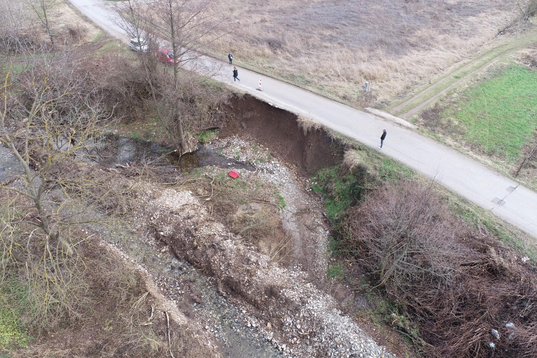 Kritično oštećenje desne strane kolovoza, preti opasnost od urušavanja u korito Ježevačke reke (FOTO)