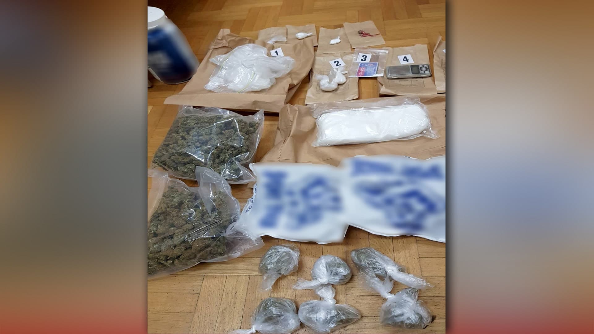 Pod dejstvom narkotika i bez vozačke dozvole za volanom, u stanu zaplenjena i veća količina marihuane