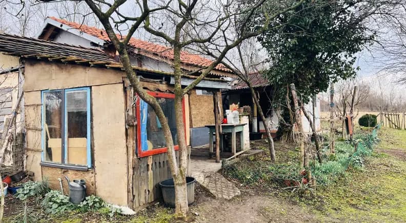 Bolesni i sami žive u trošnoj kući bez struje i vode: Tužna sudbina porodice Berić u Čačku (FOTO, VIDEO)