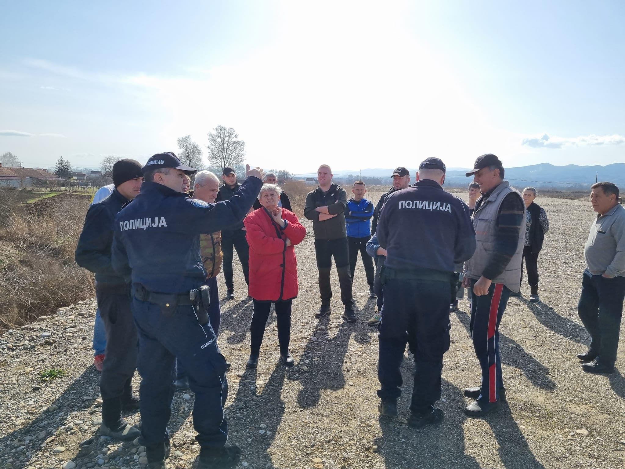 Incident na Moravskom koridoru: Bager pokušao da razbije blokadu meštana (FOTO+VIDEO)