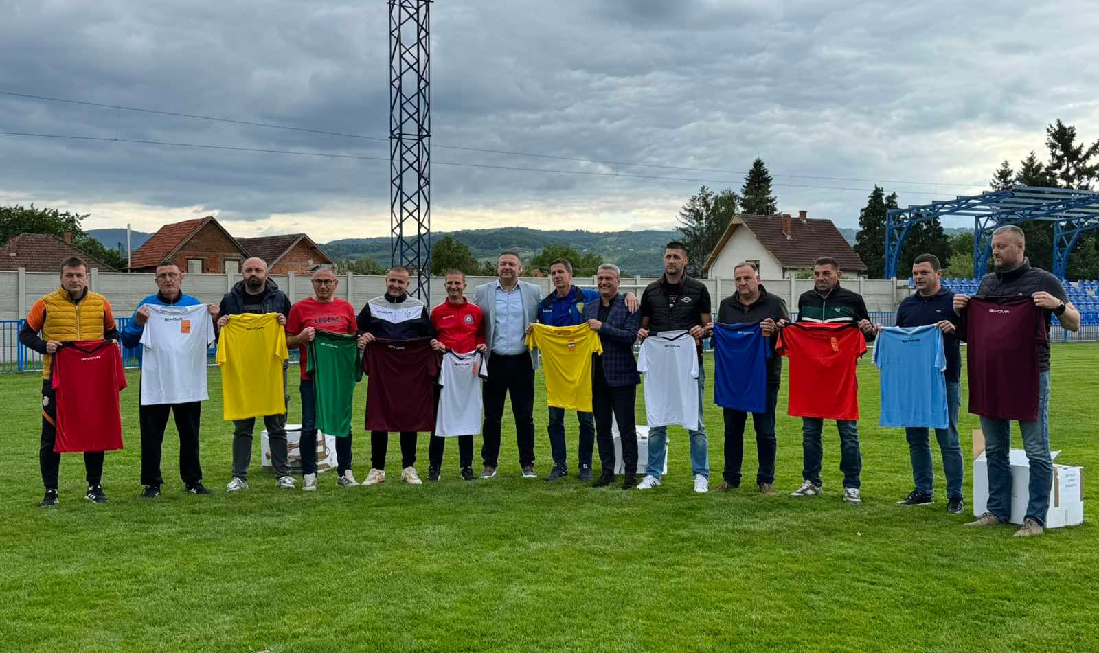 Sportska oprema za deset fudbalskih klubova iz Čačka od Grada Čačka i FSZS