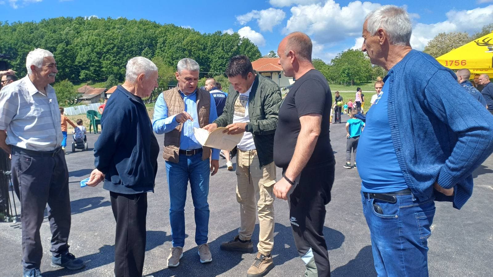 Izgrađen sportski teren u Miokovcima, asfaltiran put za meštane dela Mršinaca