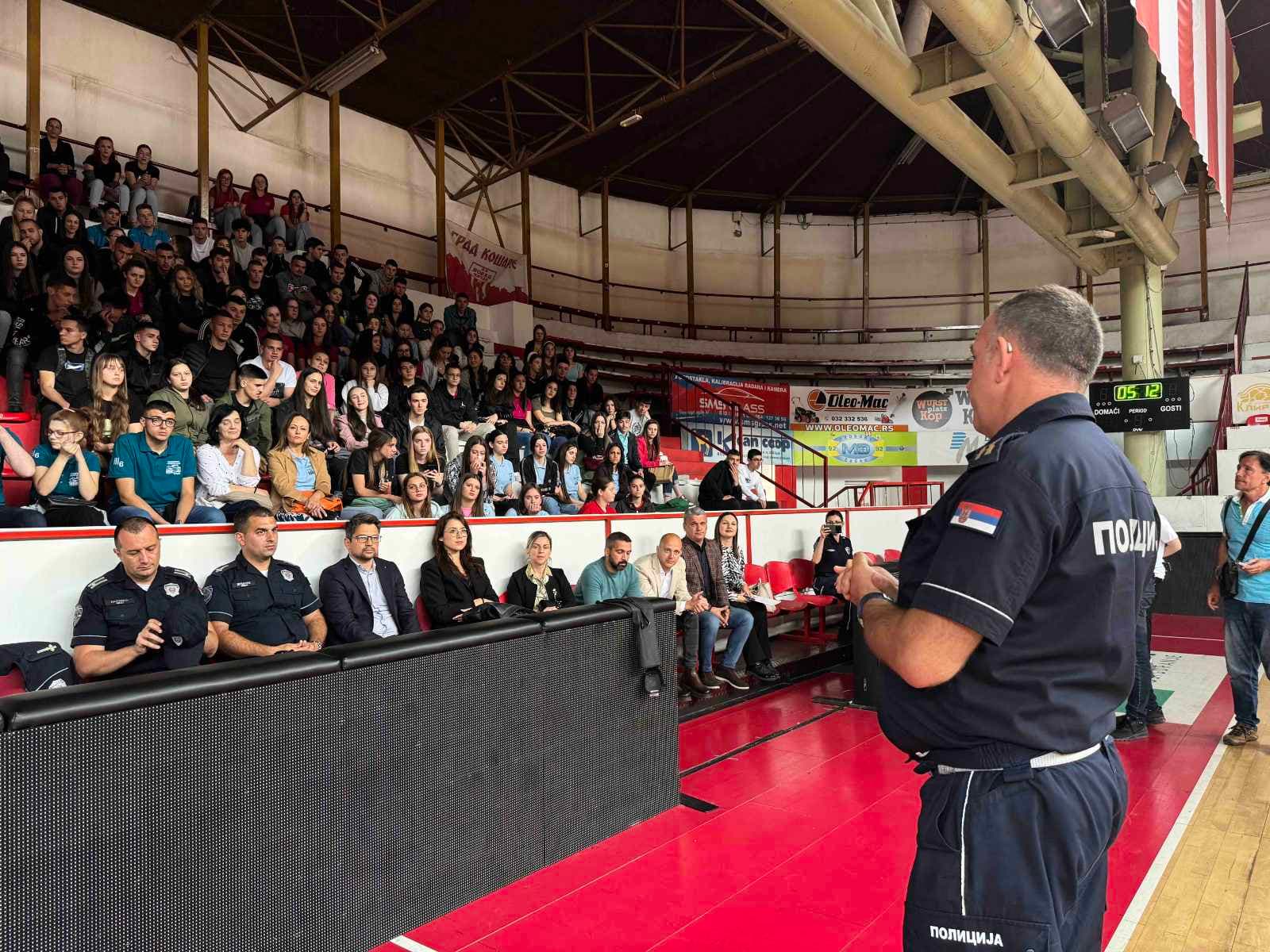 U Čačku održana tribina "Na maturu bez automobila"