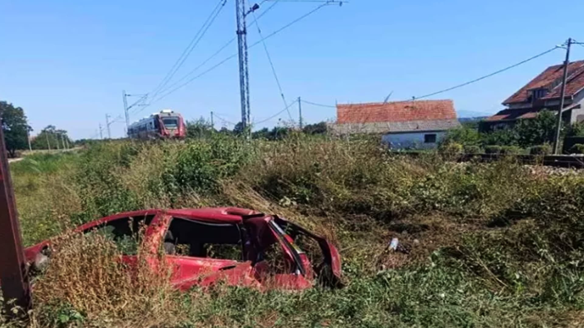 Voz naleteo na automobil u Trnavi, dve osobe povređene