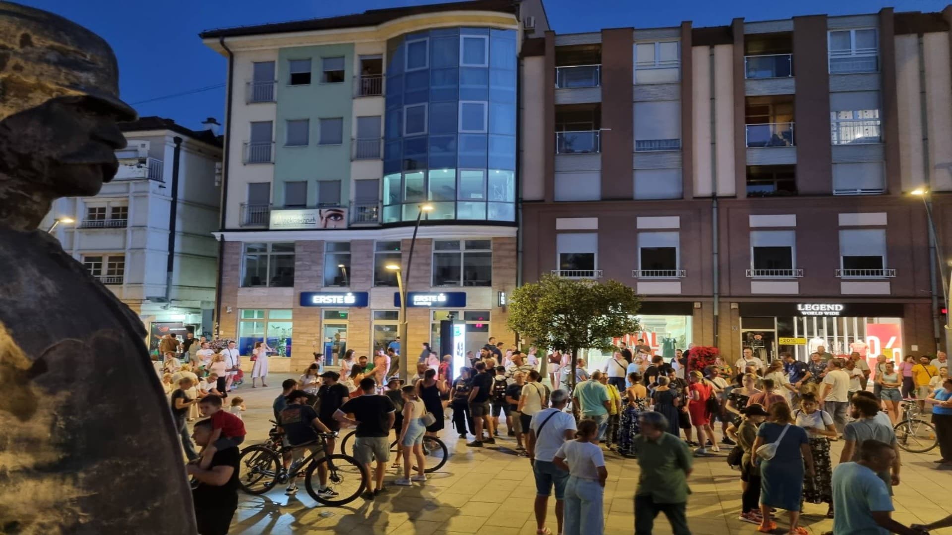 Čačani se okupili kod spomenika Stepi Stepanoviću, traže hitno oslobađanje uhapšenih aktivista