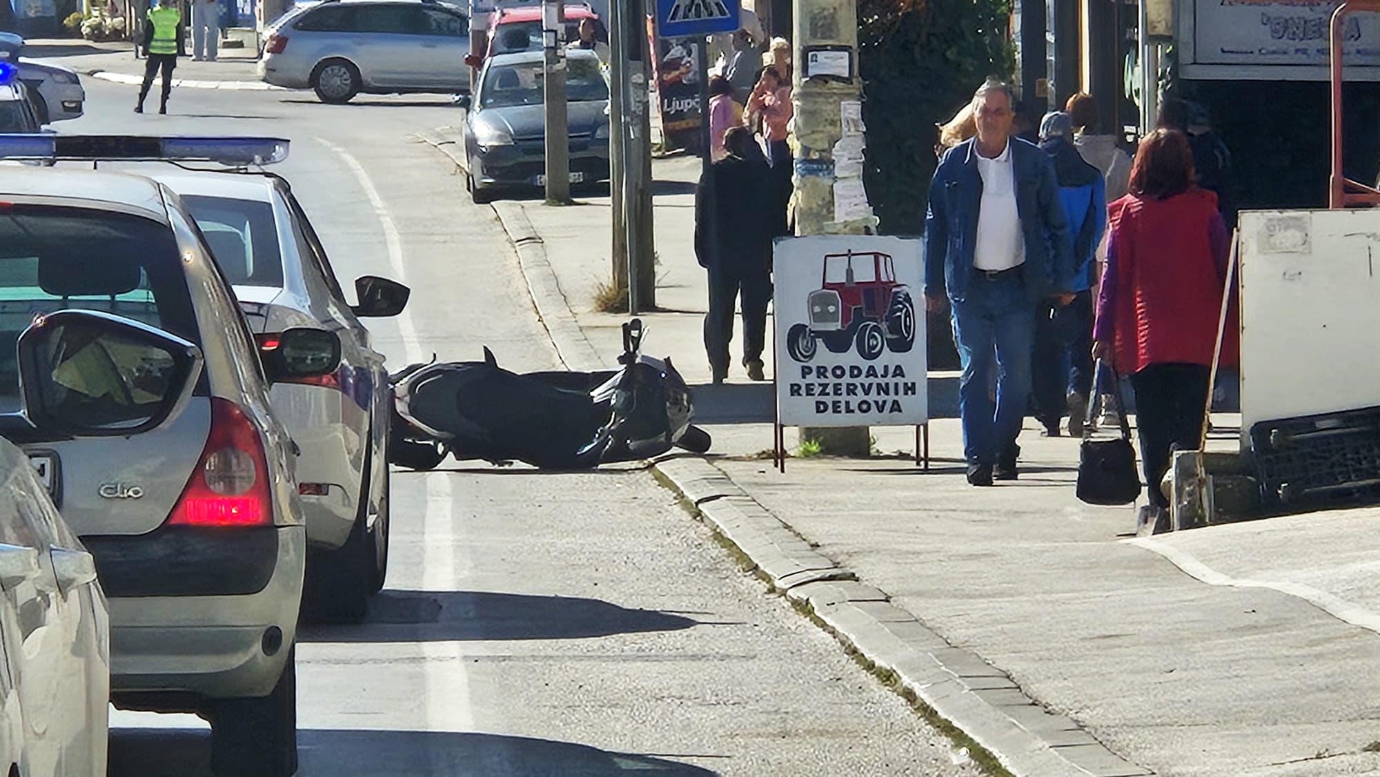 Motociklista udario stariju ženu na pešačkom prelazu