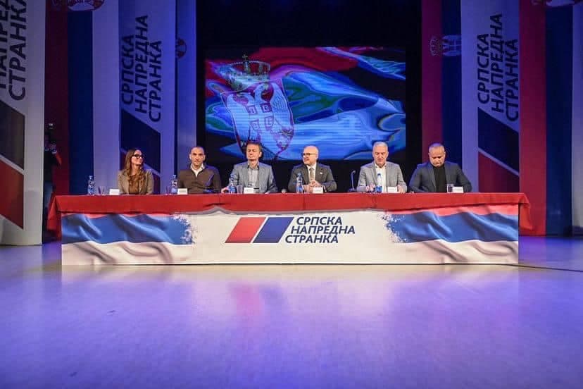 U Čačku održan radni sastanak SNS-a za Moravički, Raški i Zlatiborski okrug, Vučevića dočekalo 1500 aktivista