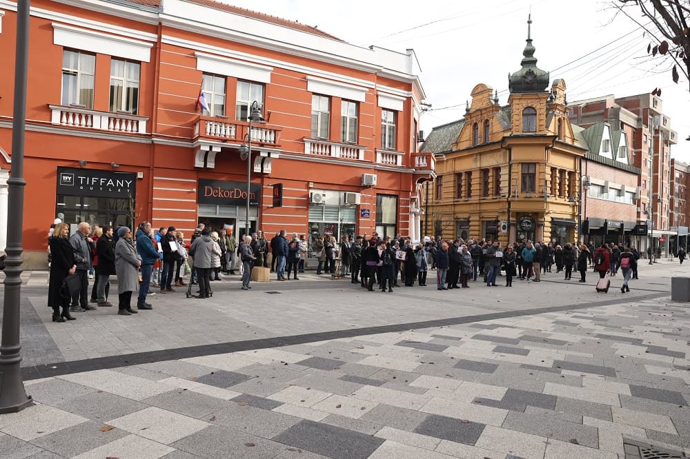 Čačani zastali u 11.52 (FOTO)