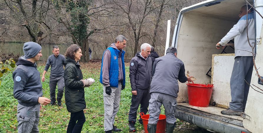 Akcija poribljavanja na jezeru Međuvršje u Ovčarsko-kablarskoj klisuri