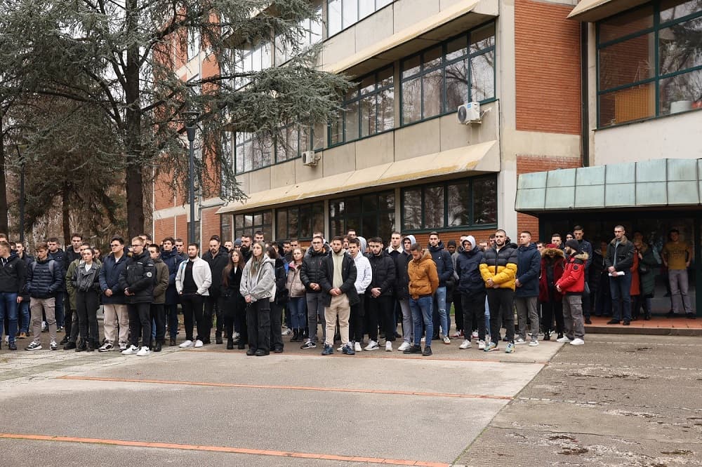 Čačanski studenti uz učenike i svoje kolege, počeli protesti (FOTO)