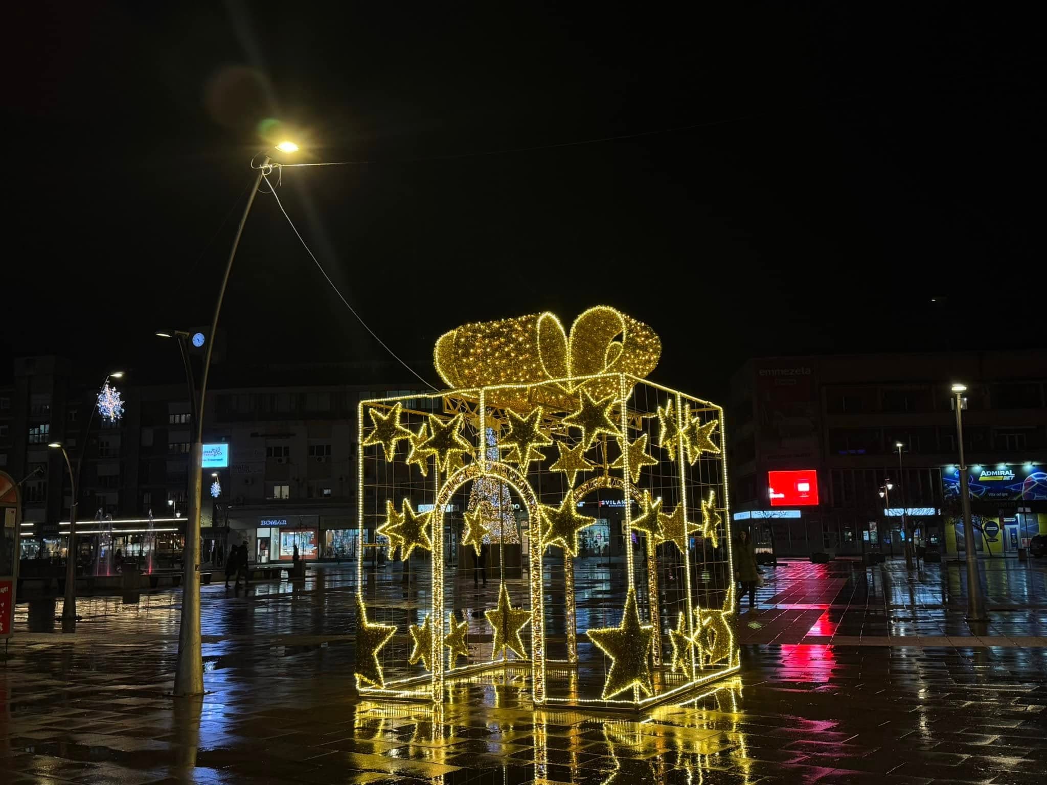 U toku novogodišnje ukrašavanje Čačka (FOTO)