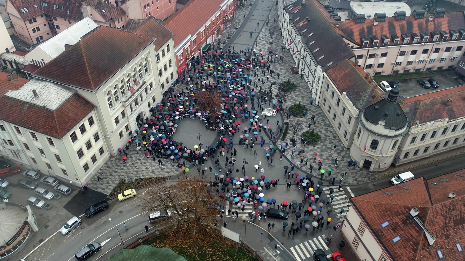 Zajedničkih "15 minuta tišine" čačanskih maturanata i prosvetnih radnika iz Čačka, Kragujevca, Kraljeva, Ivanjice i Gornjeg Milanovca (FOTO)