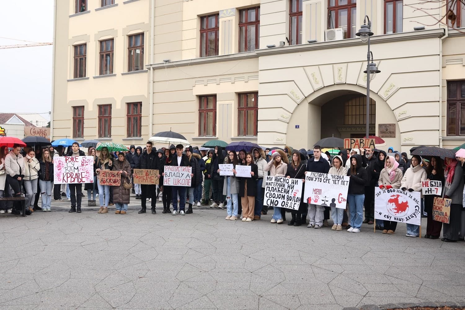 Maturanti ne odustaju, jači i od kiše i od raspusta (FOTO)