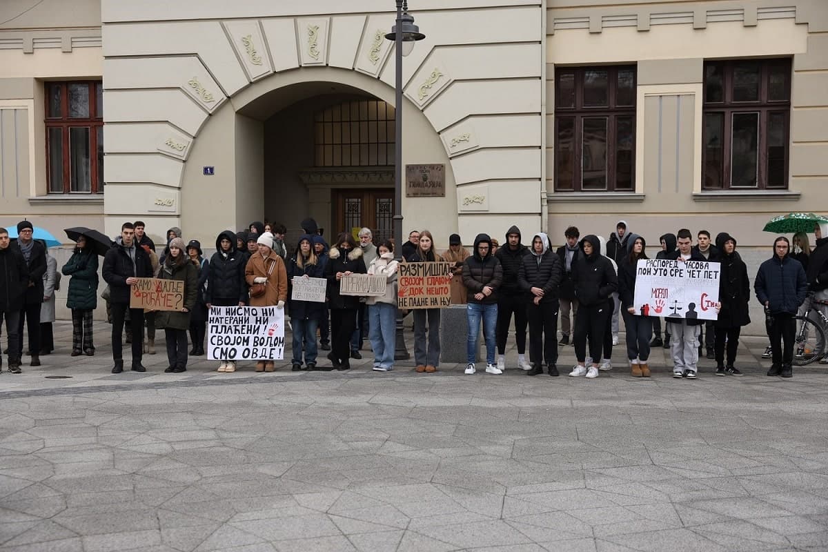 Maturanti Gimnazije u Čačku i građani i danas podržali akciju "15 minuta tišine" (FOTO)