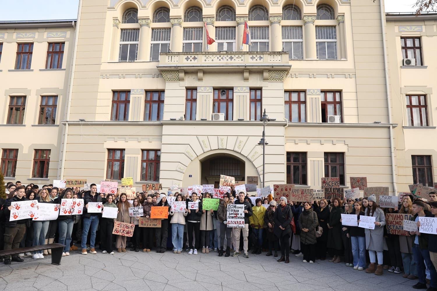 Napadnuta porodica predsednika sindikata u Gimnaziji, u 17 časova zakazan protest