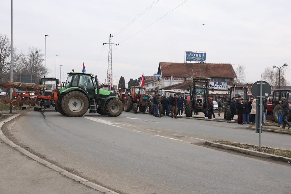 Poljoprivrednici na dva sata blokirali Ibarsku magistralu u Mrčajevcima, traže ispunjenje zahteva (FOTO+VIDEO)