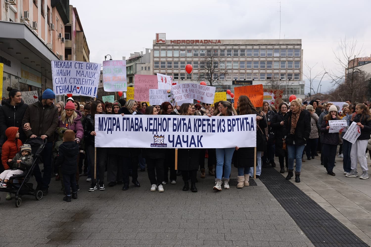 Čačanski vrtići obustavili rad i podržali studente i građane: Mudra glava jednog bića kreće iz vrtića (FOTO)