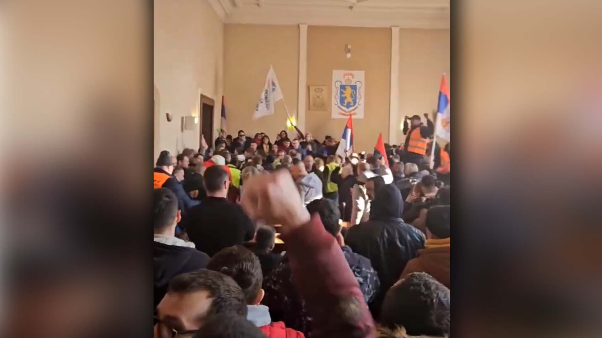 Poljoprivrednici i demonstranti ušli u zgradu opštine Bogatić gde se održava rasprava o prostornom planu (VIDEO)