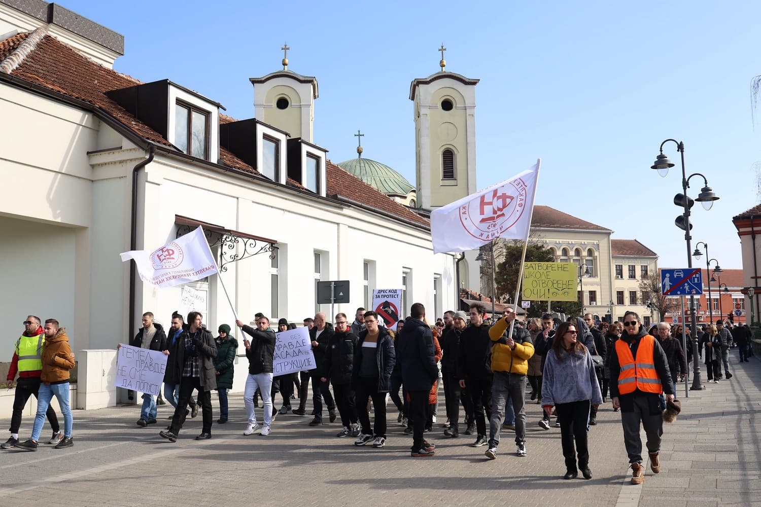 Protest ispred policije i tužilaštva u organizaciji prosvetnih radnika: Držimo čas savesti! (FOTO+VIDEO)