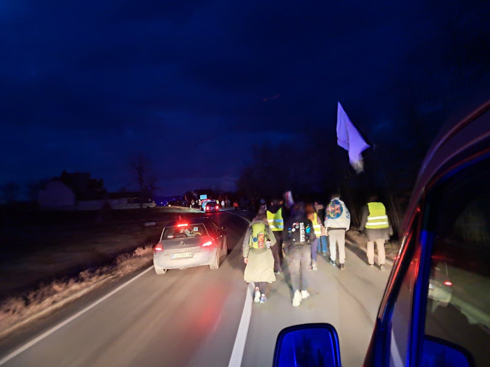 Studenti bezbedno stigli u Knić, smešteni i zbrinuti, potrebna dodatna pomoć lekara