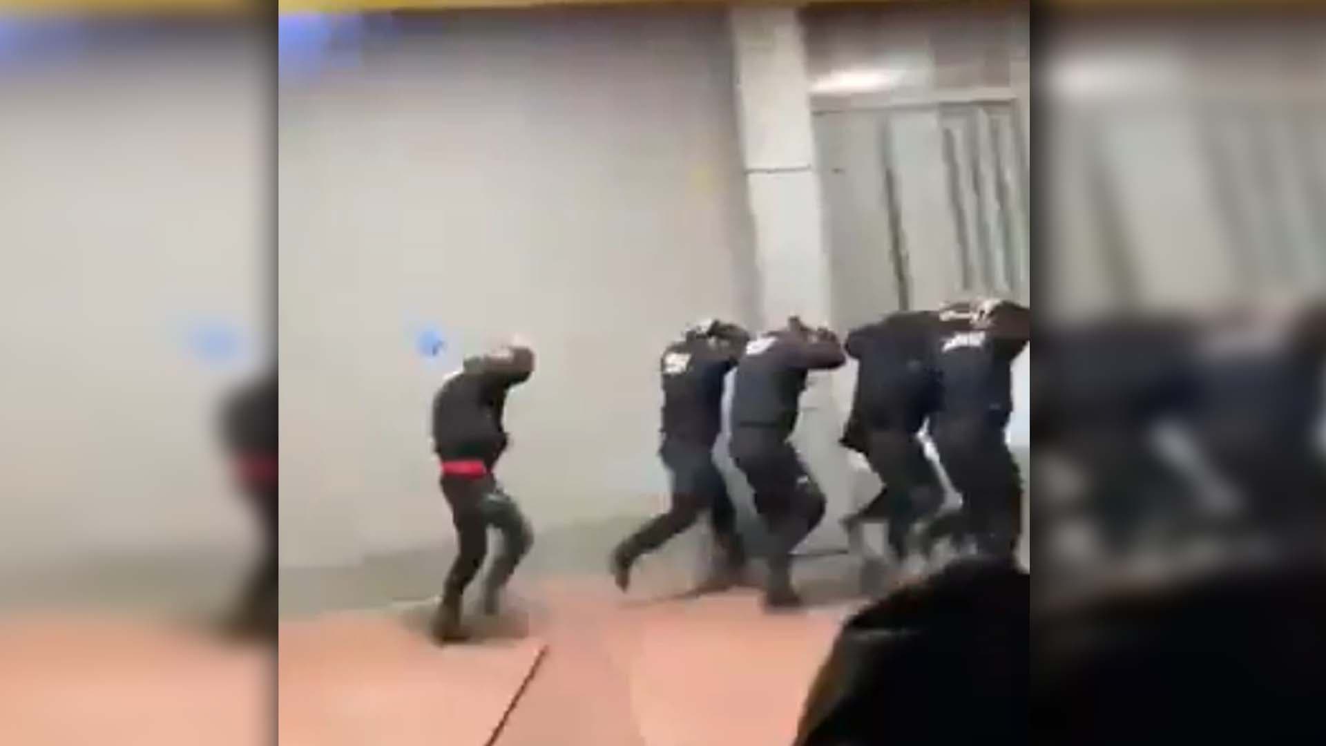 Gradonačelnika Kraljeva gađali jajima dok ga je policija izvodila iz zgrade (VIDEO)