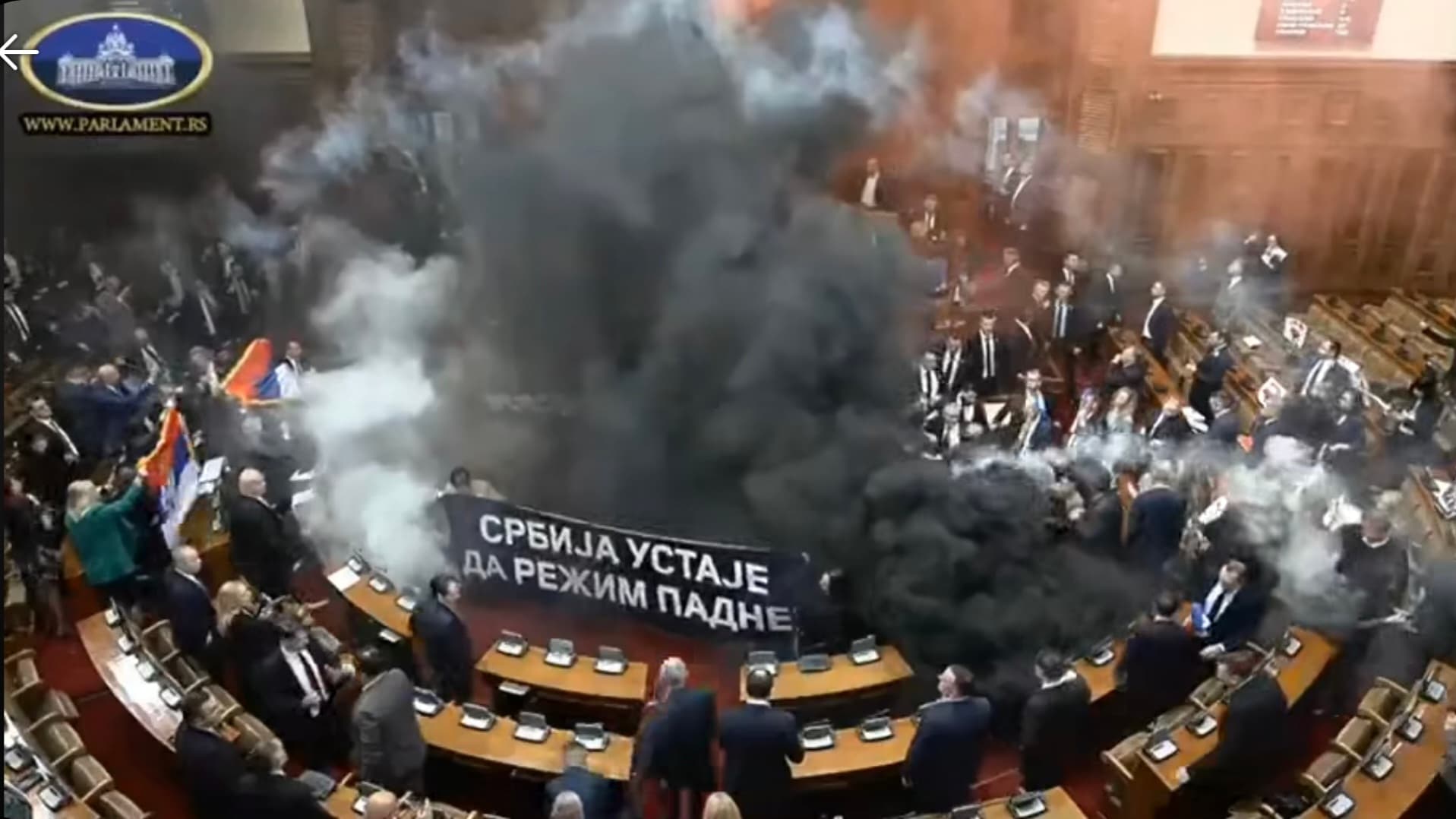 Haos u Skupštini, izbila tuča: Ana Brnabić polivena vodom, bačene dimne bombe, zapaljene baklje, sala ispunjena dimom