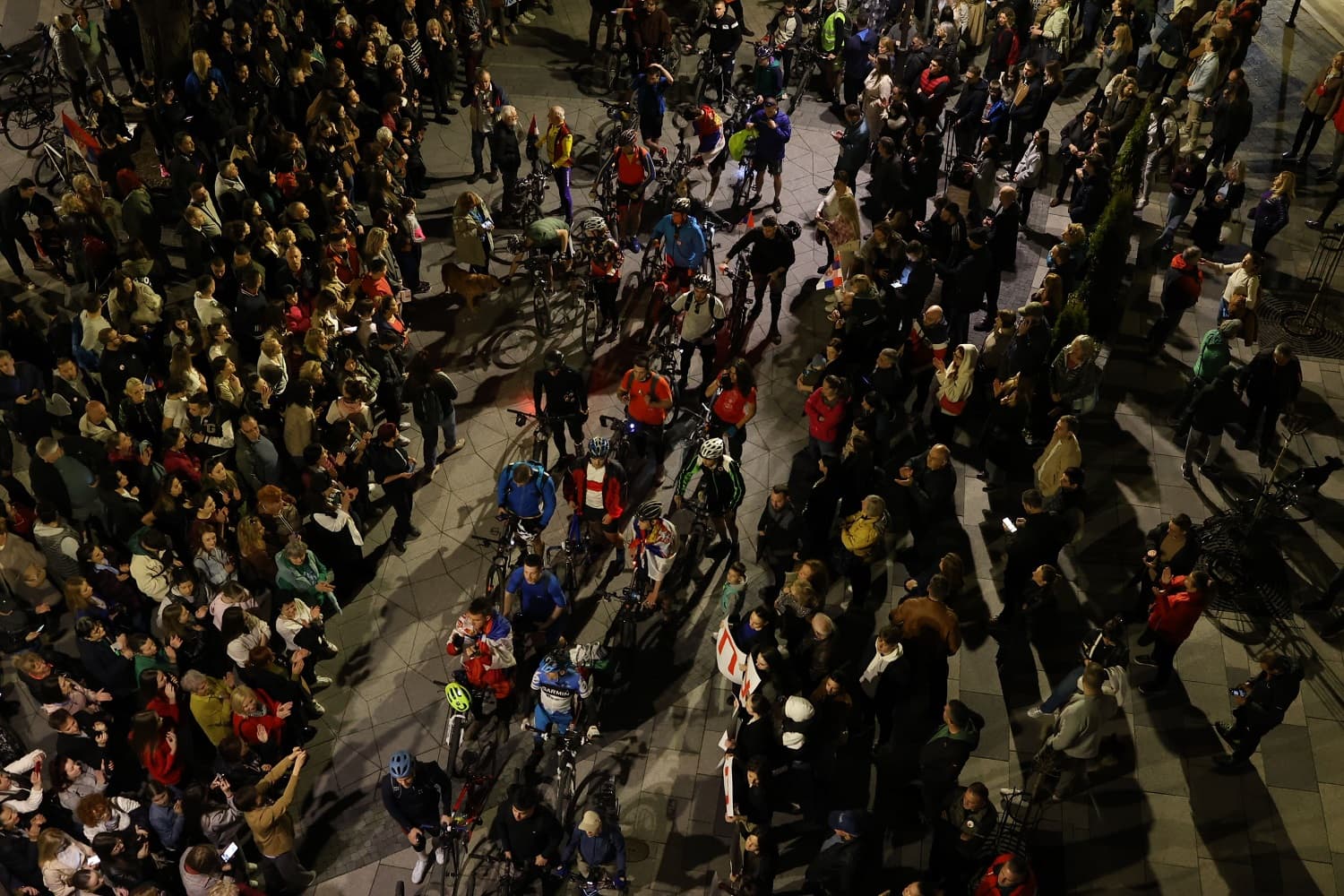 Doček za pamćenje: Vatromet, pogača i med za bicikliste (FOTO+VIDEO)