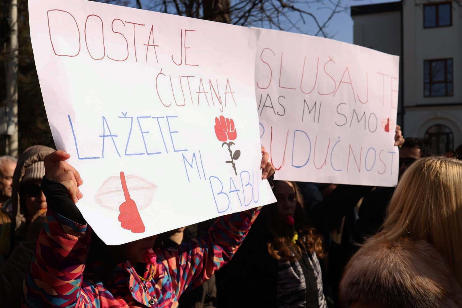 Prosvetari protestovali ispred zgrade policije, Tužilaštva i Školske uprave