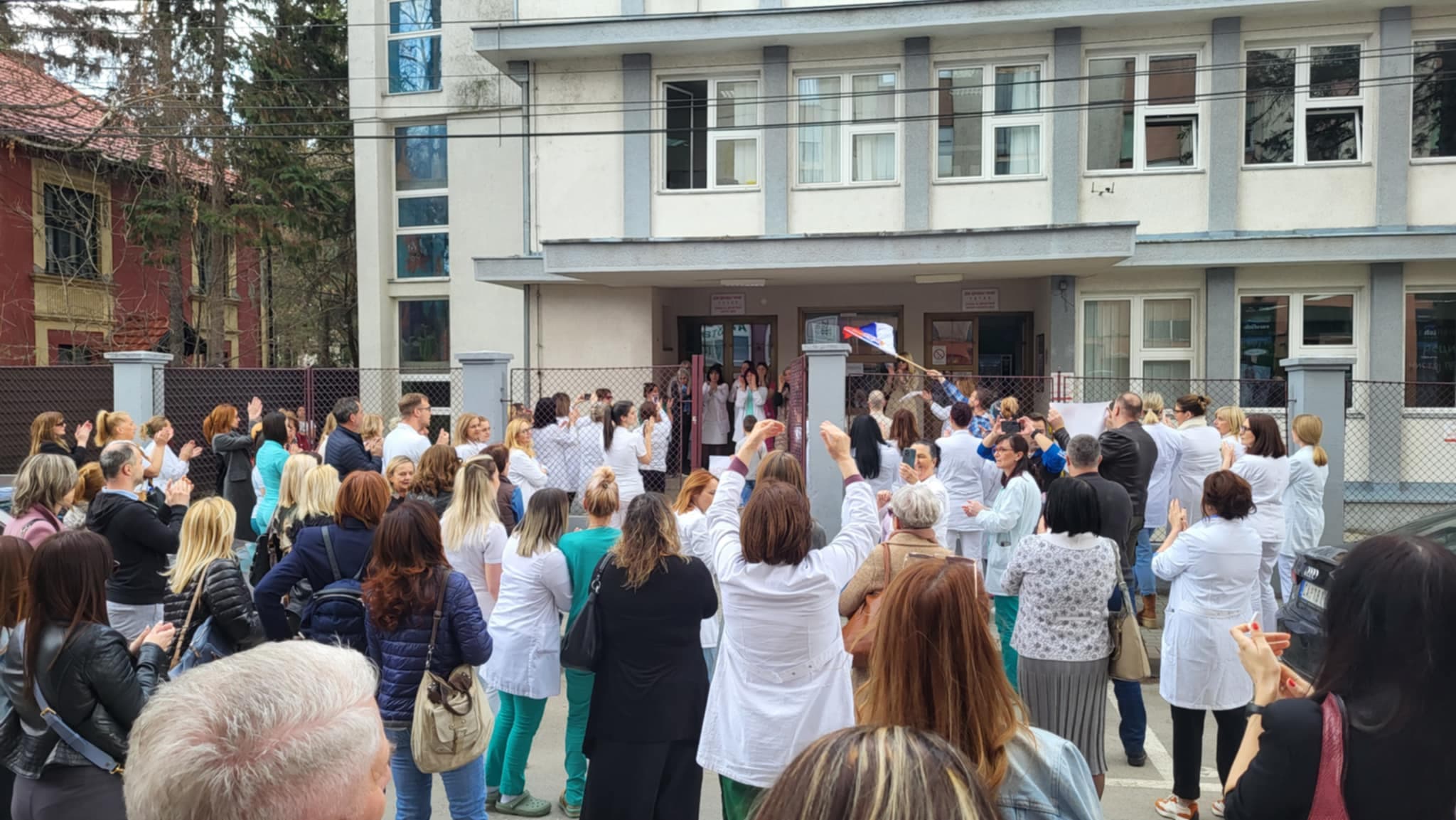 Zajednički protest prosvetnih i zdravstvenih radnika u Čačku (FOTO)