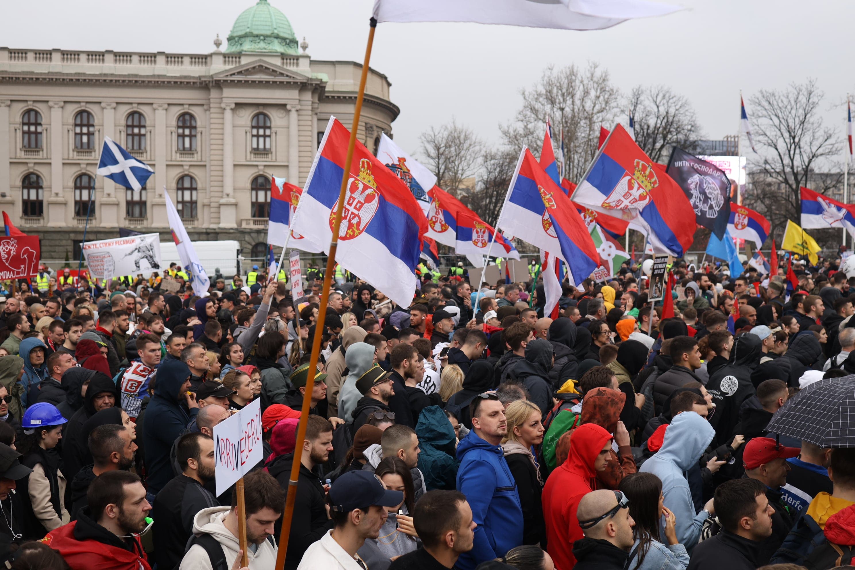 Svetski akademici i nobelovci traže istragu o upotrebi zvučnog topa u Srbiji