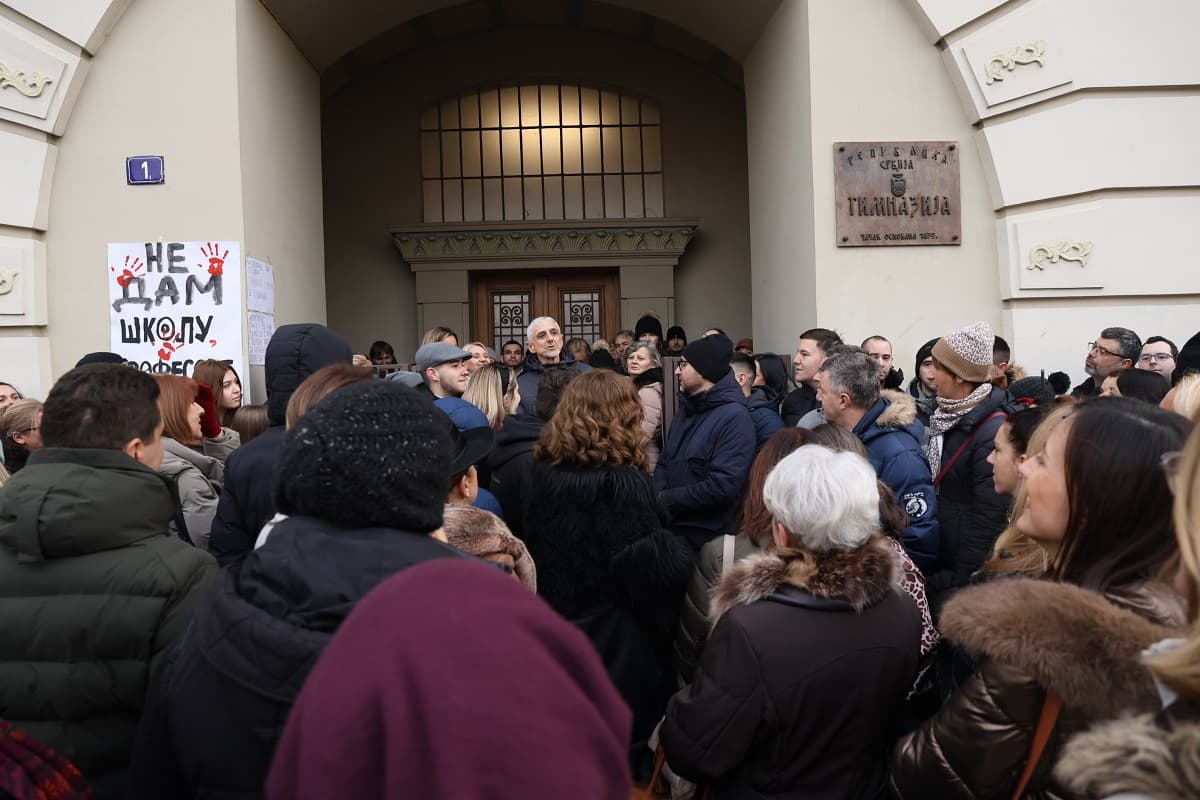 Maturanti Gimnazije u Čačku nastavljaju blokadu nastave, ograđuju se od Sindikata koji je najavio početak rada za ponedeljak