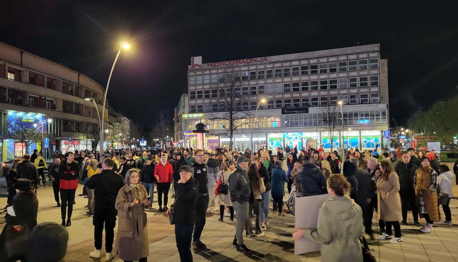 Protesti u Čačku na kružnom toku i ispred zgrade Policijske uprave