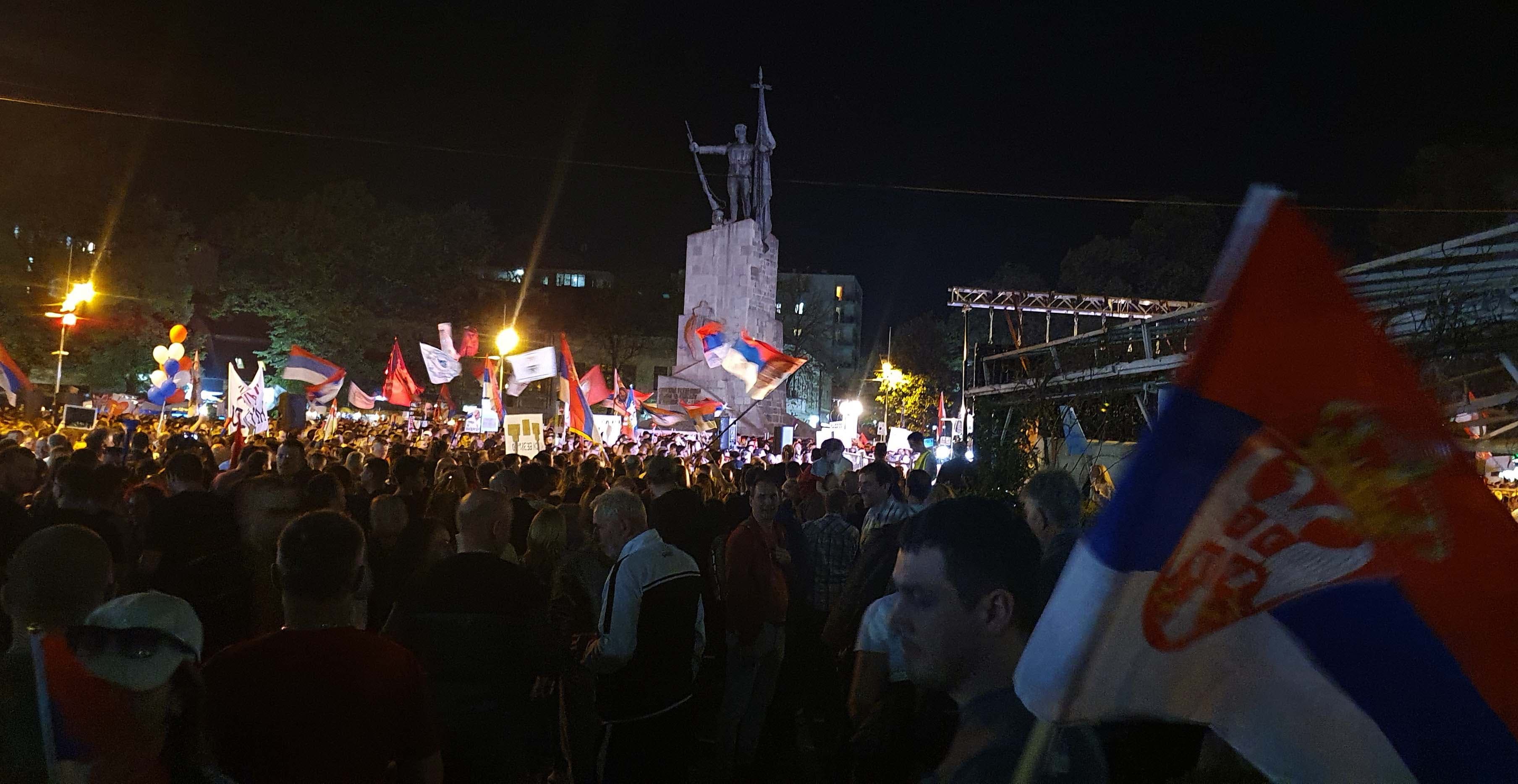 Više hiljada ljudi na studentskom protestu u Kraljevu: "Pumpaj, pumpaj, Ibar vodo" (VIDEO)