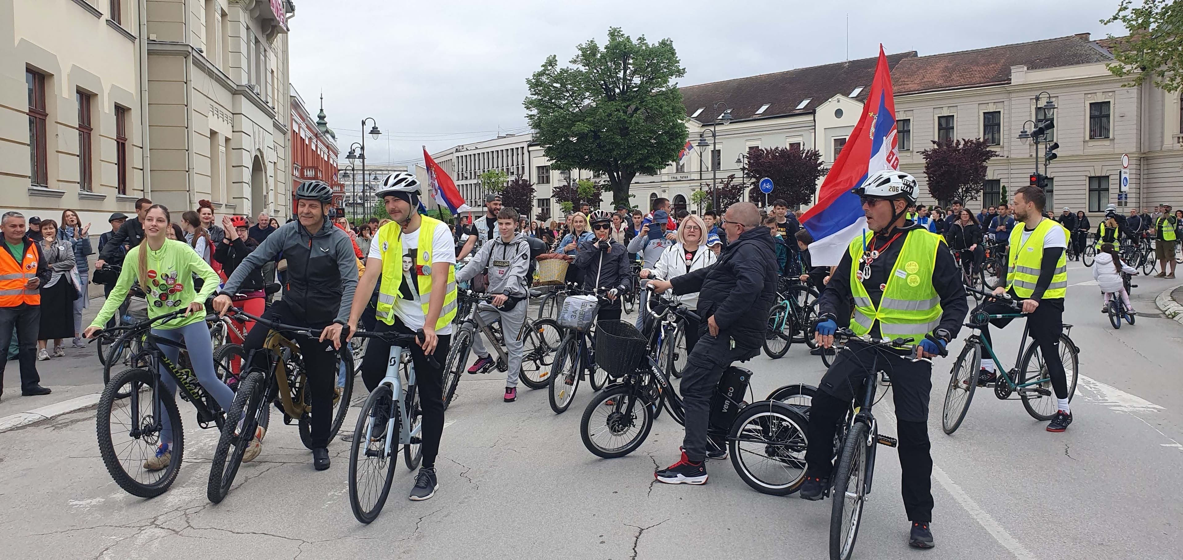 Čačani dočekali svog heroja Boška Bradića, jednog od učesnika biciklističkog poduhvata "Tura do Strazbura" (FOTO+VIDEO)