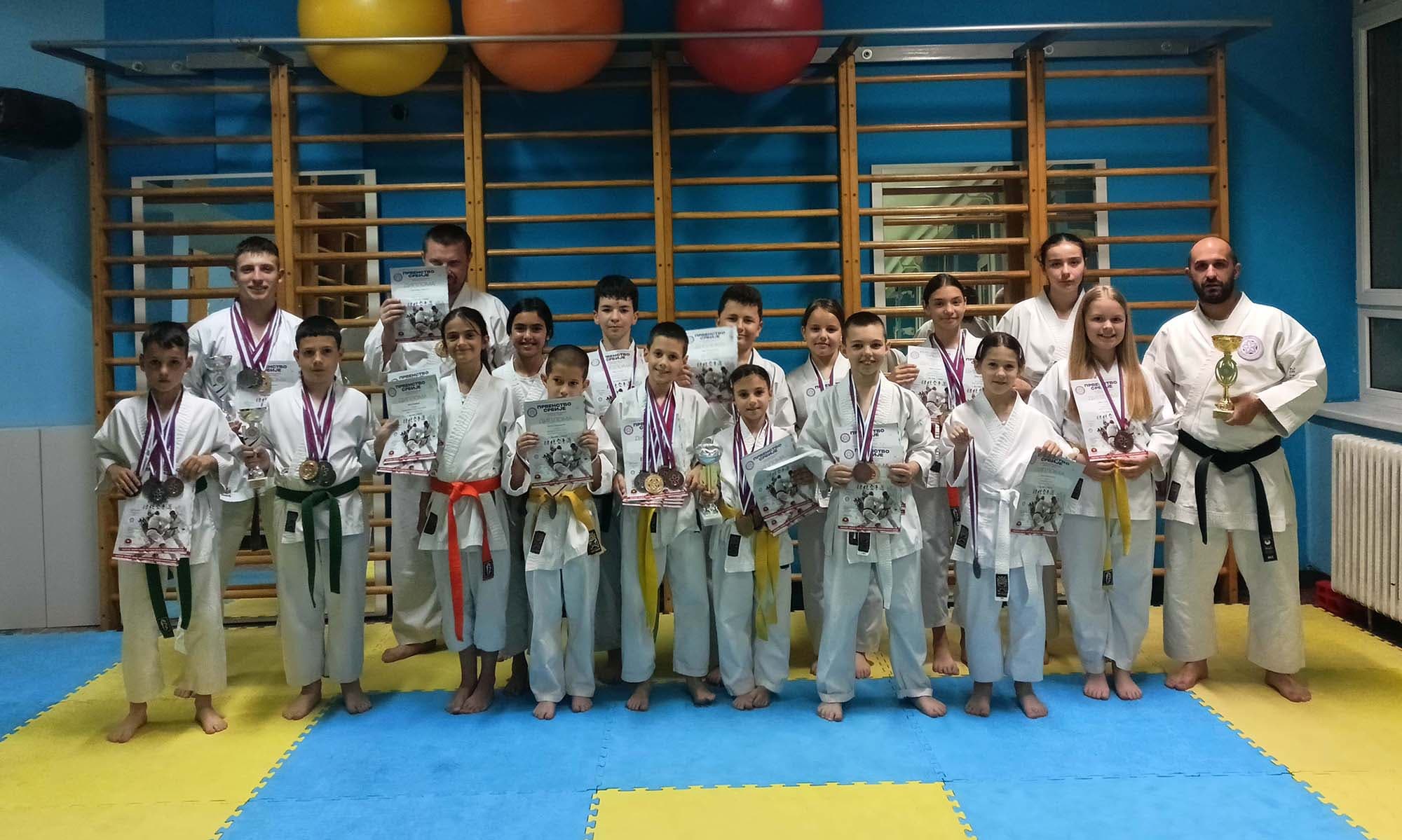 Karate Centar DBA osvojio 35 medalja na Prvenstvu Srbije STFK, 12 takmičara ide na Evropski šampionat