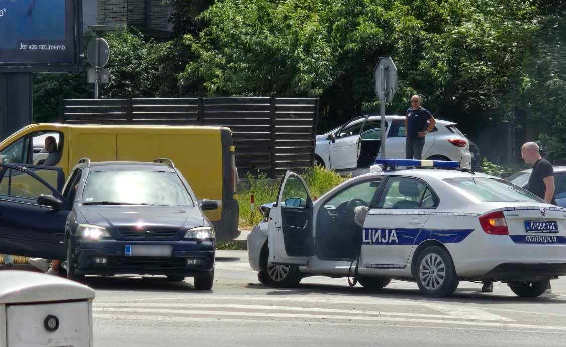 GRAčANI REPORTERI: Vozač automobila naleteo na vozilo saobraćajne policije