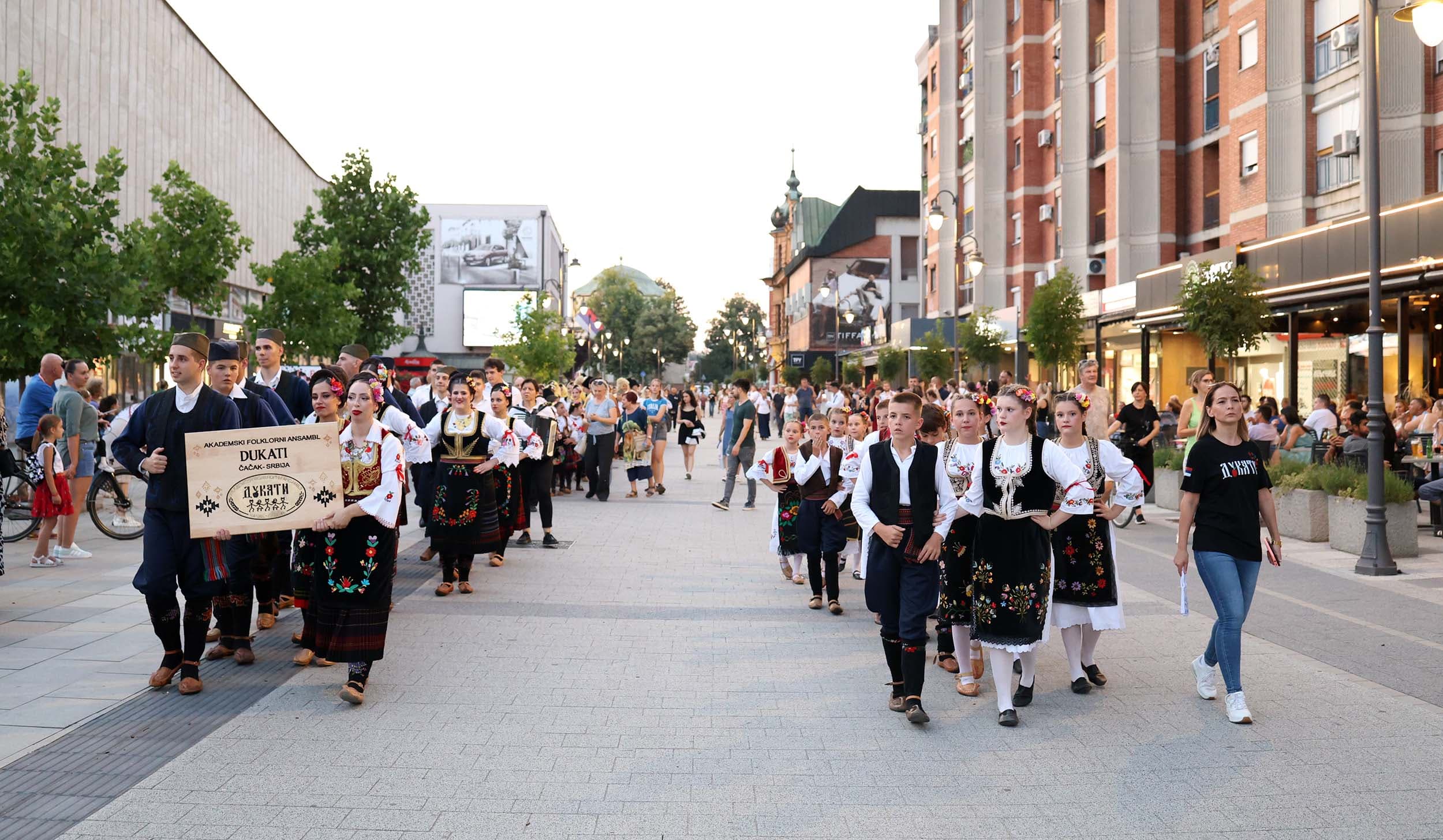 Velikim koncertom čačanskih društava počeo ETNOFEST, večeras nastupi na Gradskoj plaži i Cvetnjaku