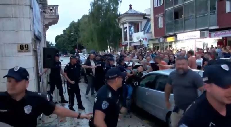 Članovi SNS-a u Kraljevu gađali građane jajima, polivali vodom, bačen i topovski udar