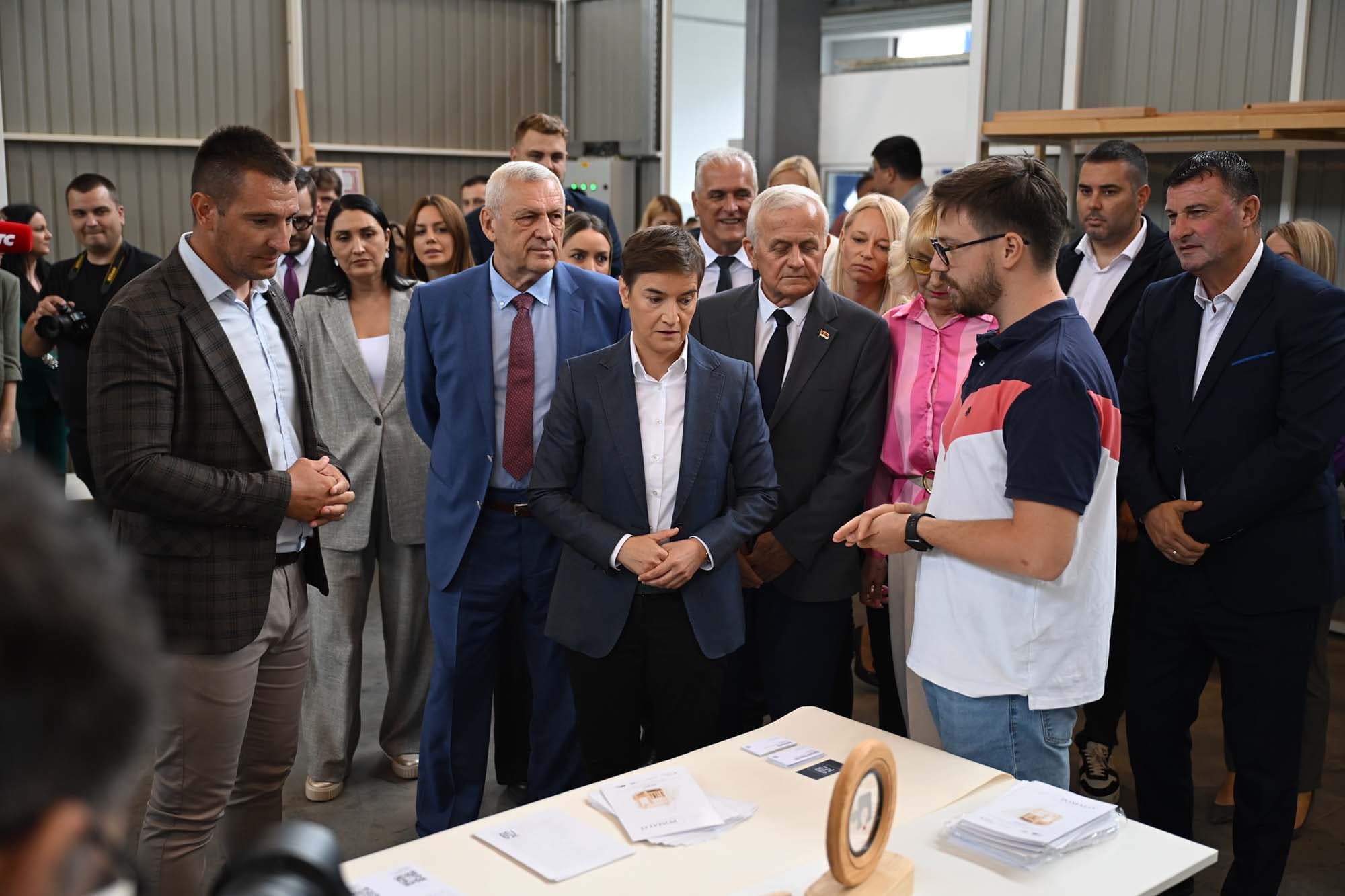 Predsednica Narodne skupštine Ana Brnabić i ministar Balint posetili Naučno-tehnološki park u Čačku